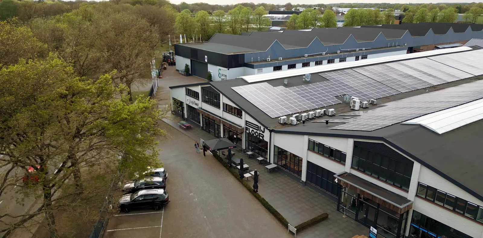 Luchtfoto van het bedrijfspand waar de eerste bijeenkomst was